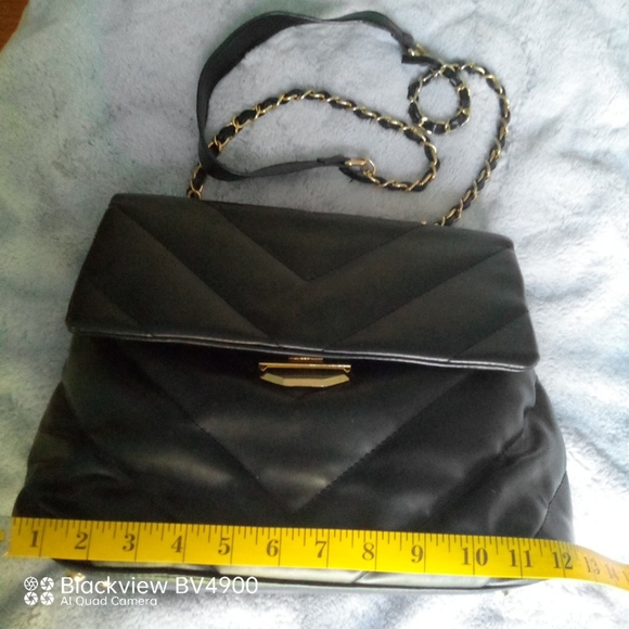 Lulu's chic black quilted crossbody bag. - Picture 10 of 10